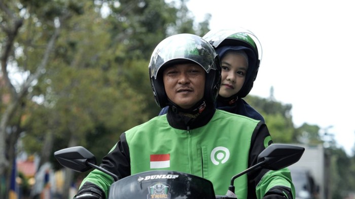 Gojek motorbike abang tanah waits